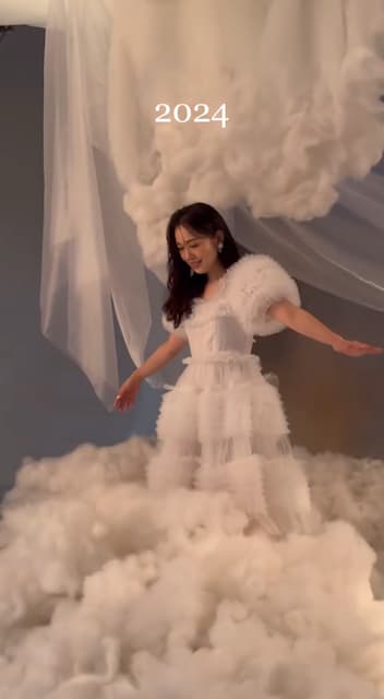 5年ぶりに復帰した超人気シンガーソングライター、2024年を動画で振り返る！