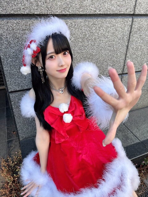 「ふわふわサンタさん好き？」人気アイドルのクリスマス衣装が「可愛すぎる」とファン悶絶