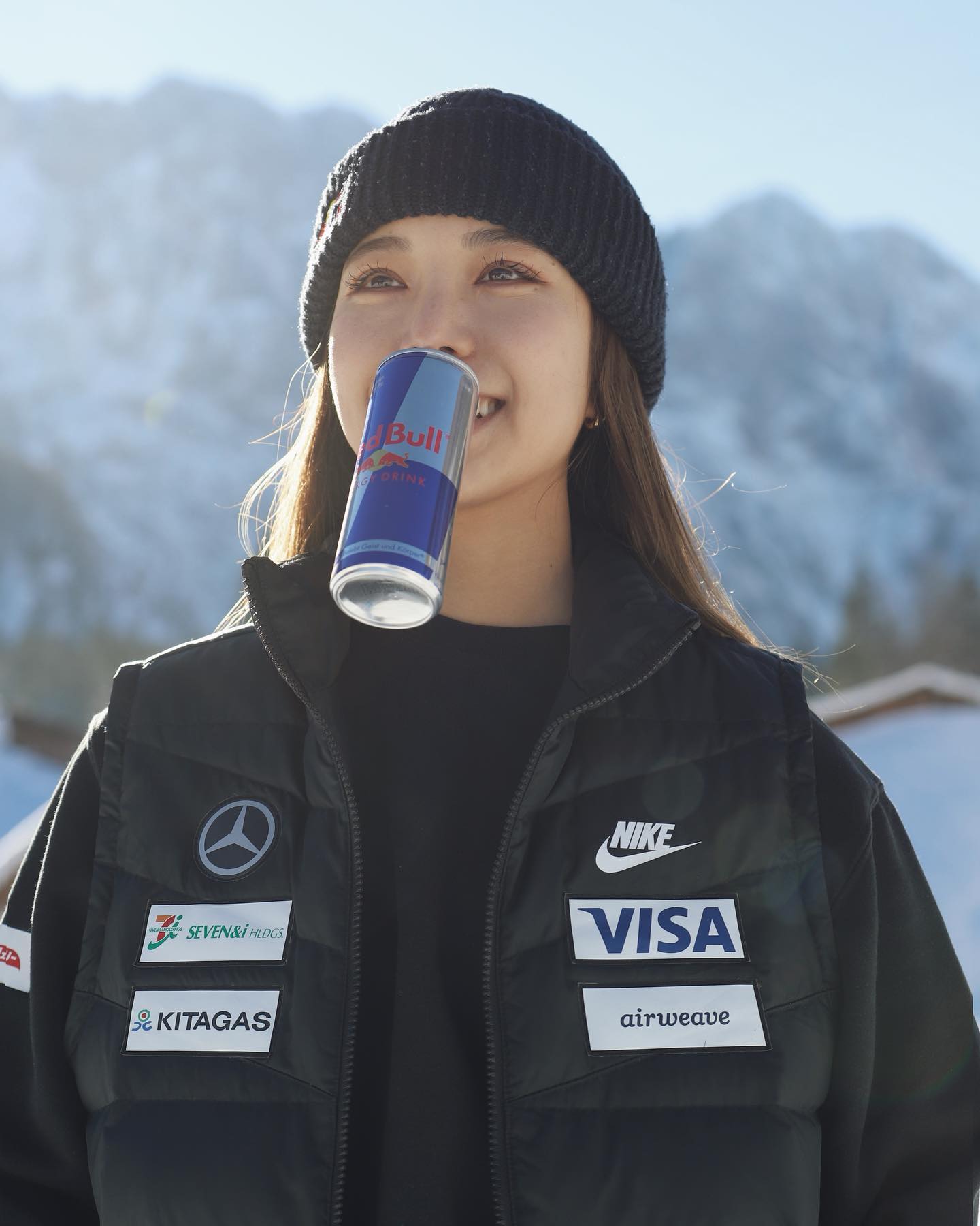 ⛷高梨沙羅、レッドブルをくわえた奇跡の1枚🌟2023の意気込みを語る❗️