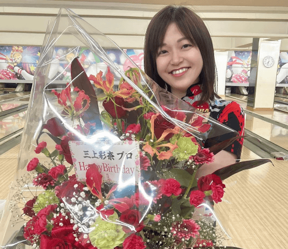 「‎大きなお花を頂きました！」アナウンサー兼任の美女プロボウラー、誕生日祝いの”ビッグ・フラワーショット”を公開！