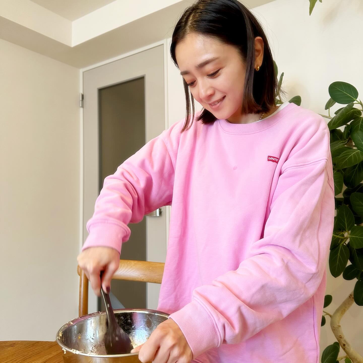 安達祐実が高2の娘とお菓子作り！「親子仲良しで羨ましい」✨