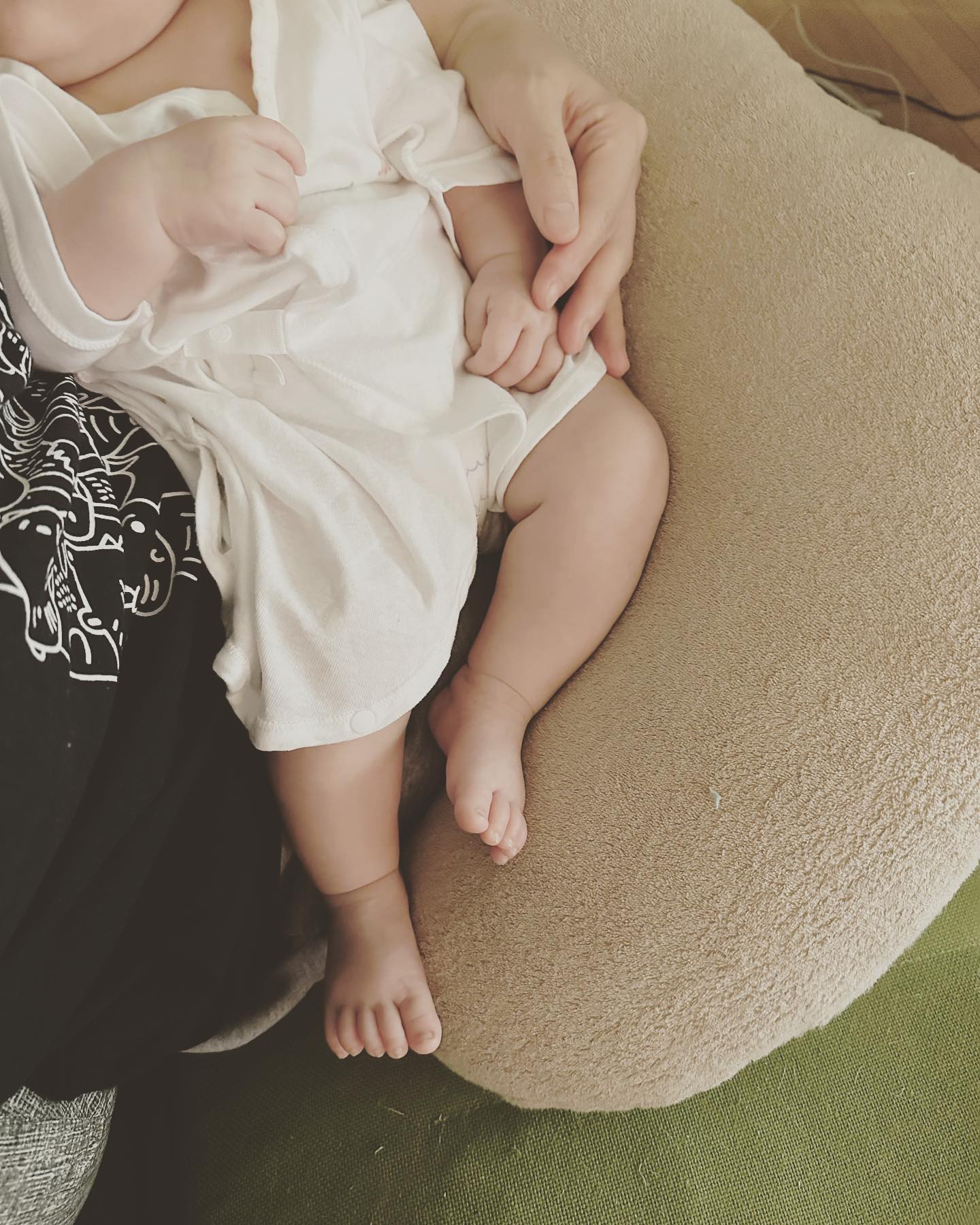 丸山桂里奈、愛娘の最新ショットを公開🌟「手足可愛すぎる〜🥹」と話題💕