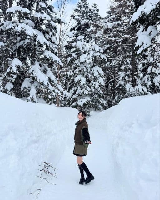 「湯けむり美人」「雪だるまとの笑顔かわいい」須田亜香里、ロケで身長よりも高く雪が積もった奥飛騨へ！