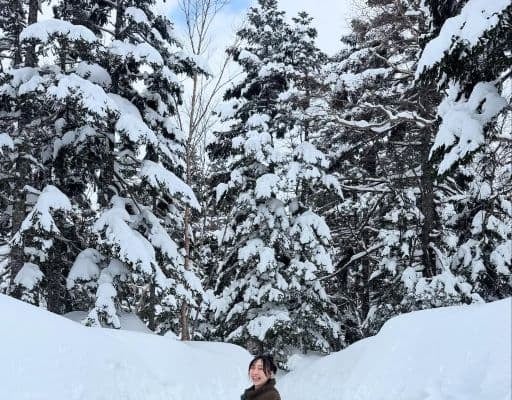 「湯けむり美人」「雪だるまとの笑顔かわいい」須田亜香里、ロケで身長よりも高く雪が積もった奥飛騨へ！