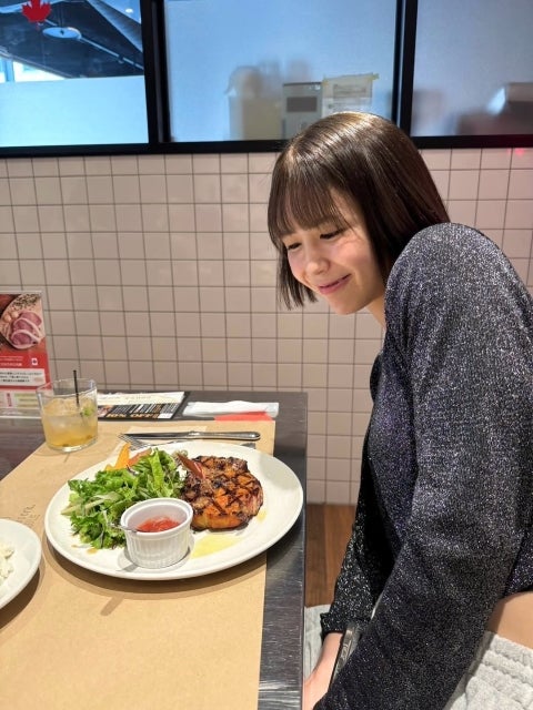笑顔がすべてを物語る、菅原美優が練習後にとろけた絶品ハイライフポーク体験