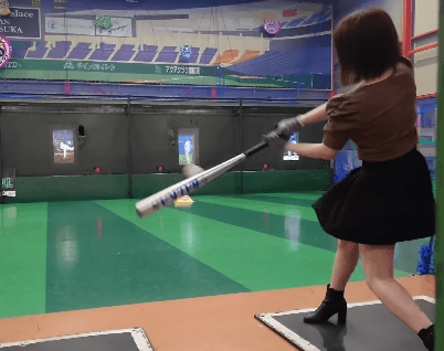 「お手本になるスイング」野球美女子、芯をとらえた”ジャストミート・バッティング”にファン拍手喝采！「相変わらずすごい」