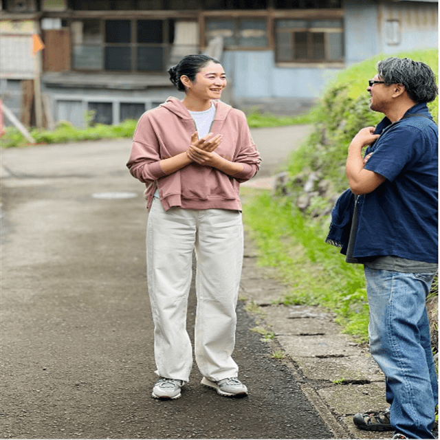 女優・小雪が自身出演の「小雪と発酵おばあちゃん」への愛を語り、ロケフォトを公開！