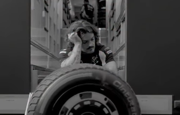 「限界寸前！？」夏休み中のF1メカニックにファン爆笑と共感の嵐！