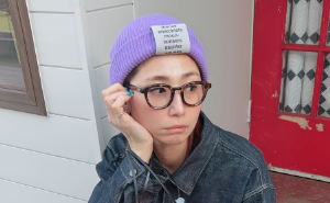 「熊本の街がランウェイに！」秋本愛、古着ミックスコーデで魅せる“ぶらりショット”にファン注目