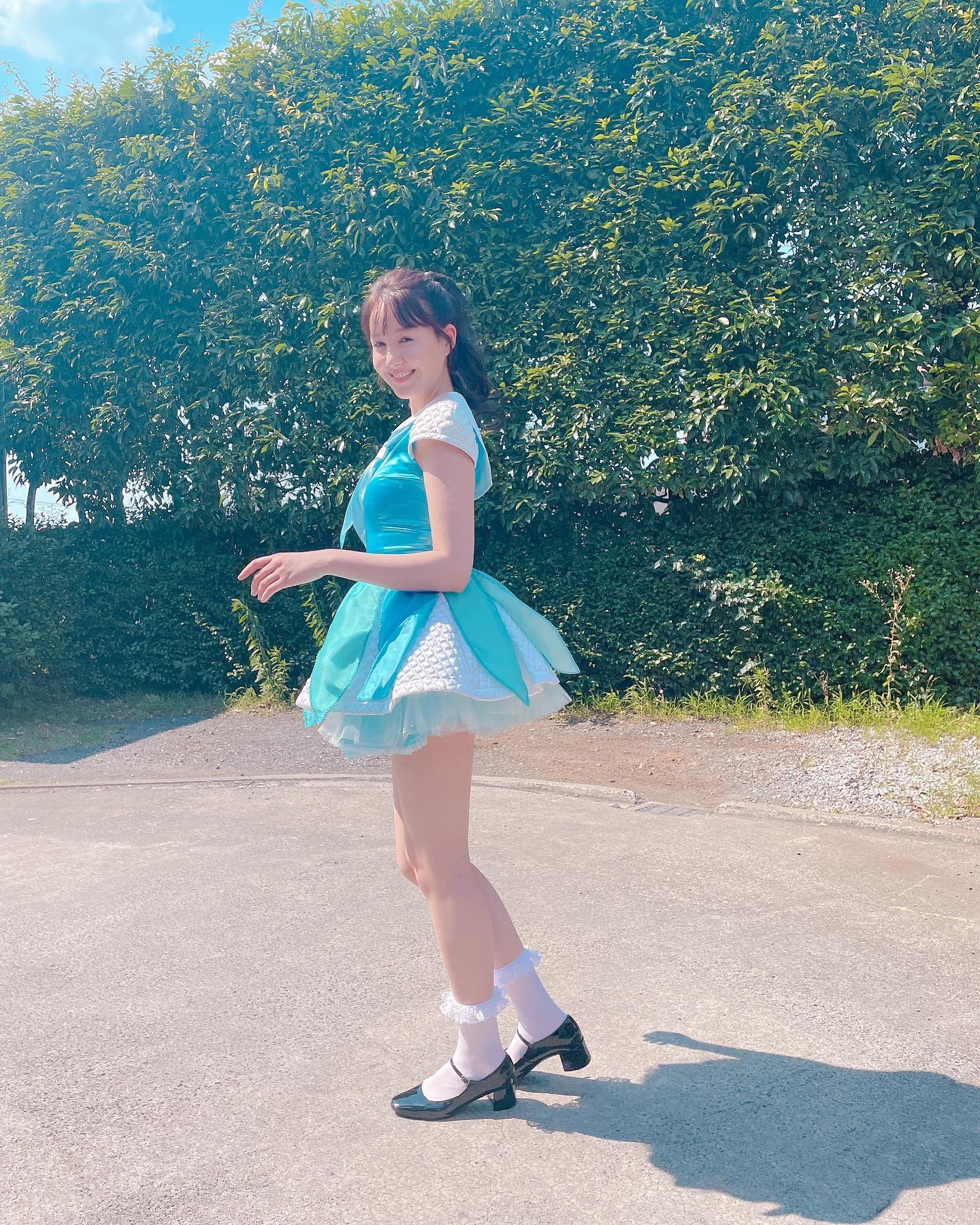 トリンドル玲奈さんのミニ丈すぎるワンピ姿が「眩しい」📸💓「トリィンカーベルやん🧚‍♂️」