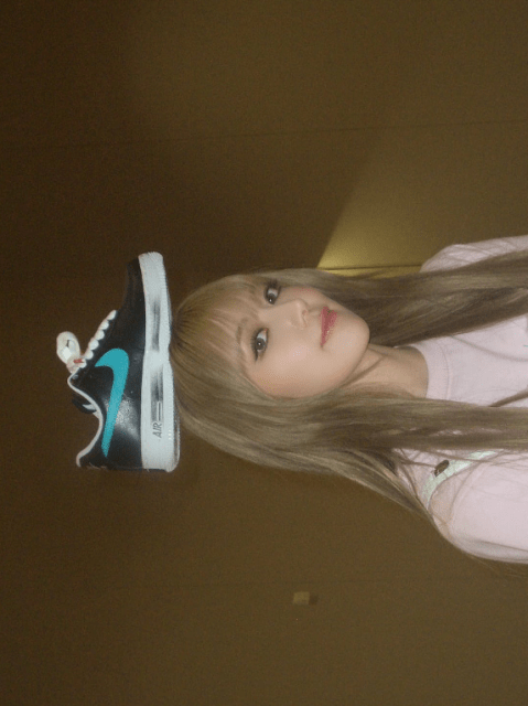 LE SSERAFIM・宮脇咲良「頭に◯◯」お茶目なショットが可愛すぎる！