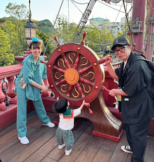 濱口家族が一足先にディズニーシーの新エリアを訪問！仲睦まじい家族写真を公開