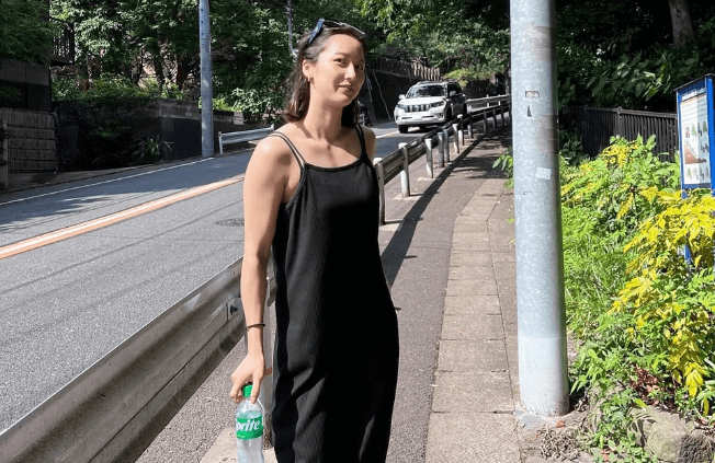 「モデルさんやなぁ」美女ハンドボーラー、緑豊かな”坂道・ショット”を公開！クールビューティーだと反響続々「ステキな写真です」