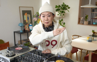 「DJ美川、爆誕！？」美川憲一、ターンテーブル前での異色ショットにネットざわつく