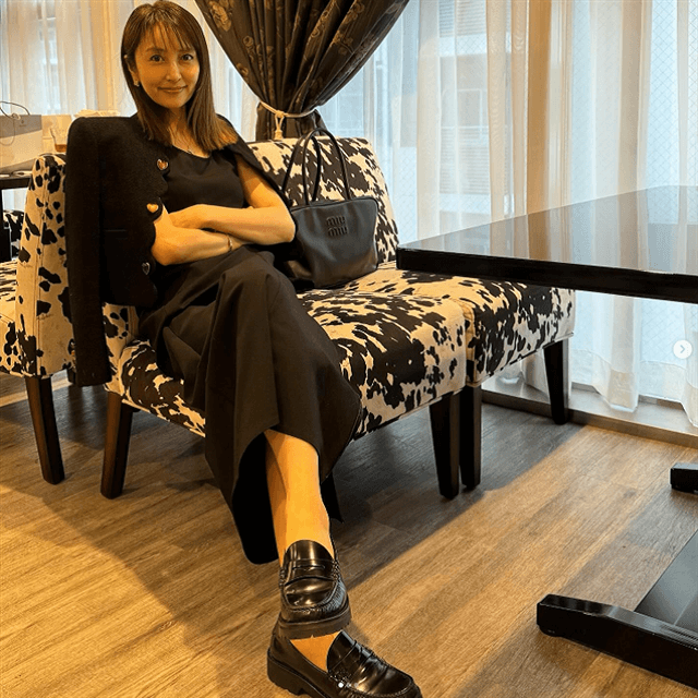 矢田亜希子がラグジュアリー空間で腕組みフォト公開！メガネ姿も見逃し厳禁