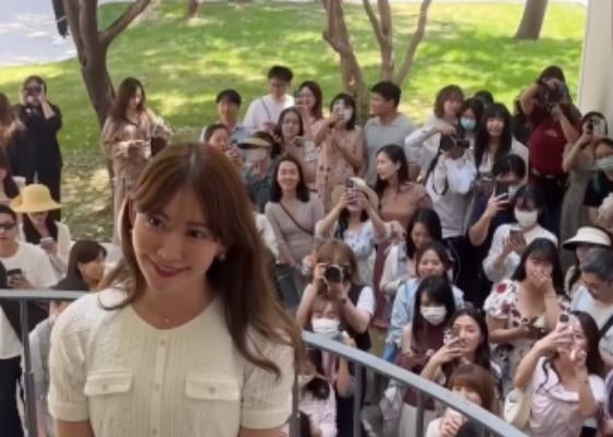 小嶋陽菜、上海で笑顔再会！Her lip toポップアップも大盛況