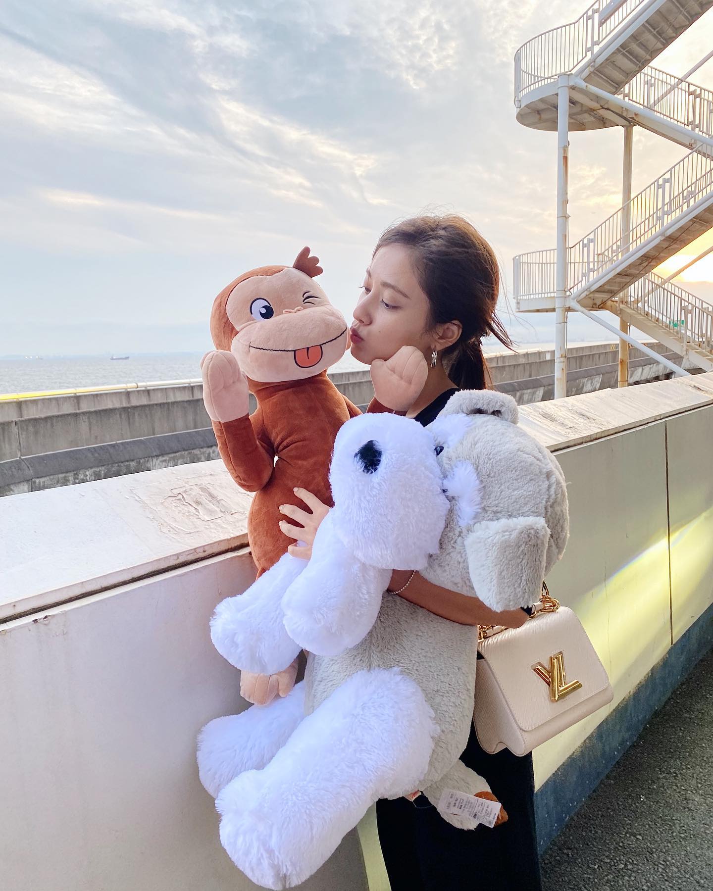 腕前はプロ並み！？谷まりあさんがクレーンゲームで巨大景品を奪取❗️🧸