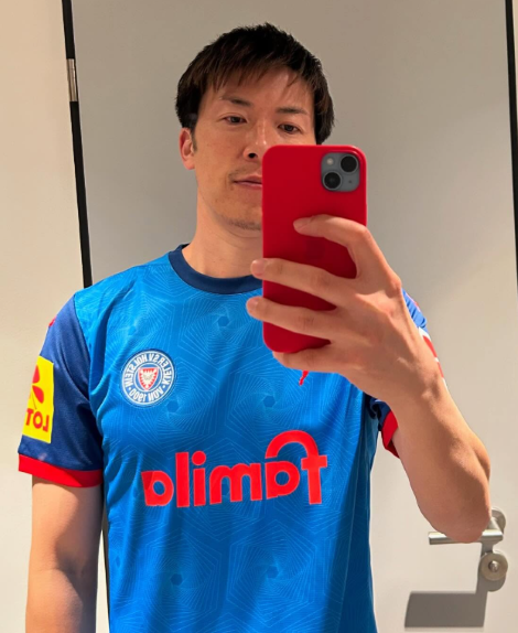 人気解説者の林陵平があのチームのユニフォーム姿を披露