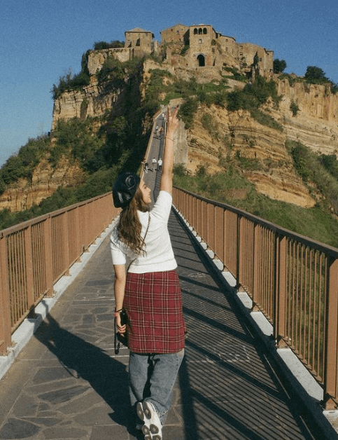 「バルス！」ゆきぽよ”天空の町”チヴィタ”へ”、あの国民的人気作の思いを蘇らせる最新ショットが大反響！