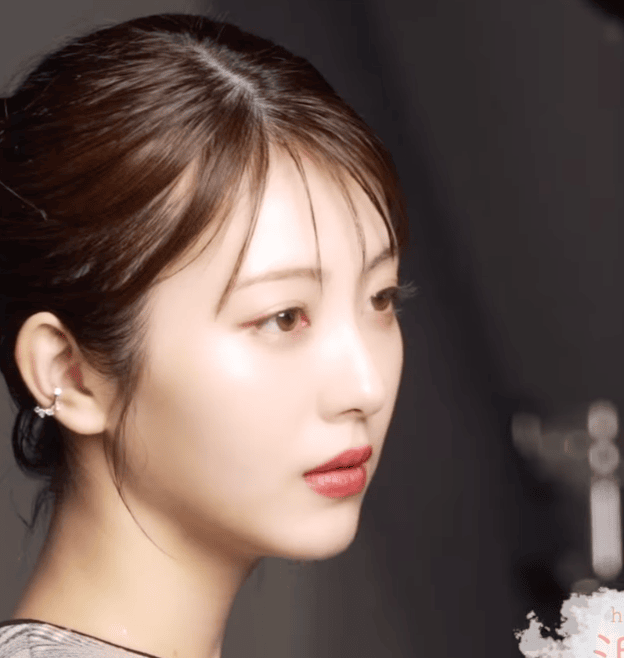 「綺麗すぎて妖精みたい」浜辺美波、どの表情も可愛すぎると話題に