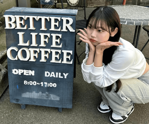 「可愛さ増し増し！」美女アナウンサー、レトロクリームソーダに感激！カフェでの美ショットにファン夢中「ウエストやばい！お美しい！」