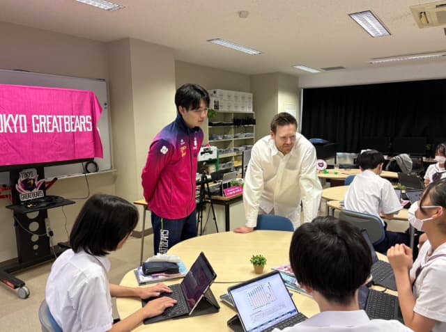 「九段中等教育学校にて情報科の授業を行いました。」東京グレートベアーズが地域連携で学校を訪れる。