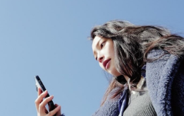 「青空の下で爽やか美人！」大政絢、自然体のオフショットにファンうっとり