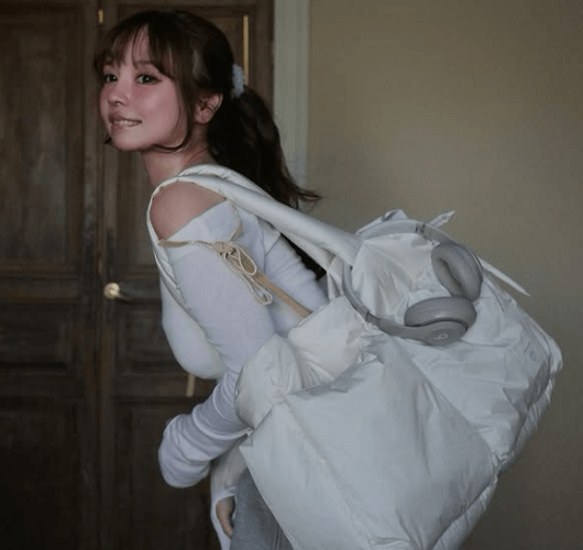 「大きなバッグが可愛いの！」あの国宝級美女、見目麗しのトラベリング・ショットにファンガチ惚れ「あなたが可愛いの！」