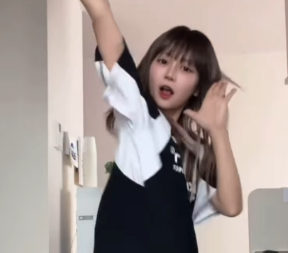 「ダンス可愛い！」美女YouTuber、ルームで踊る”エネルギー・満開ダンシング”にファン白熱！「かわかわ」