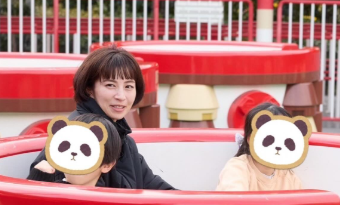 「まるで巨人みたい…」安田美沙子、レゴランドでの親子ショットに癒される！