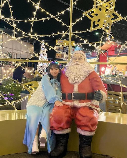 山之内すずがサンタクロースと２ショット！豪華なイルミネーションを背景に✨