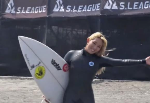 プロサーファー・川合美乃里が笑顔の勝利報告！仲間への感謝も忘れず