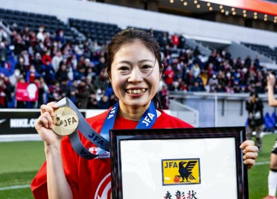 浦和レッズ・伊藤美紀が優勝を報告！去年の悔しさを晴らし満面の笑み！