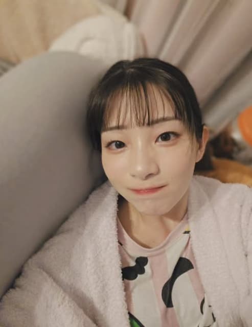 足立梨花が家で過ごすまったりショットを投稿！