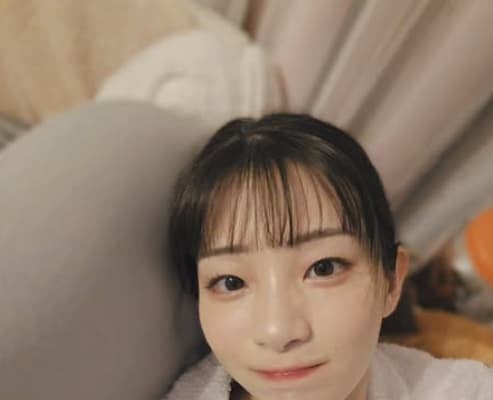 足立梨花が家で過ごすまったりショットを投稿！