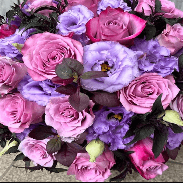 工藤静香「ルイ・ヴィトン」から花束の贈呈を受ける