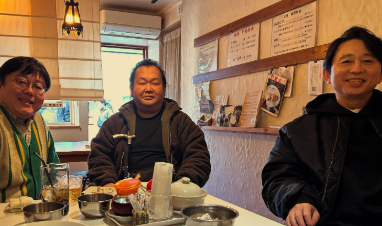 「電動車イス散歩、最高かよ！」有吉弘行の優しさ溢れるオフショットに称賛の声