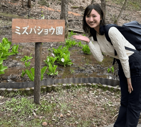 「凄く可愛いですよ！」美女アナウンサー、森の中で魅せた”ミズバショウ・ショット”がキュートすぎだと話題に「かわいすぎです」