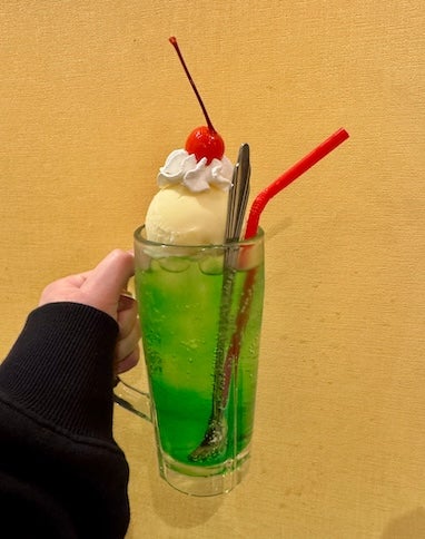 「美味しそうだよな (^^) 」Snow Man・佐久間大介　レトロ可愛いクリームソーダを投稿！！