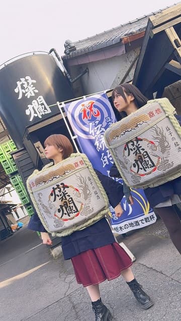 「お酒になっちゃった」日本酒好きレイヤーコンビの酒樽姿にファン爆笑！