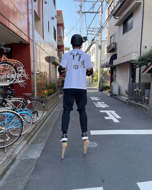 移動手段は竹馬！？パンサー尾形が朝から奮闘！「めっちゃおもしろい」