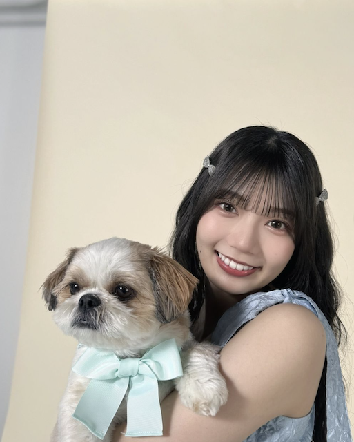 愛犬と撮影！日向坂46の高本彩花がオフショットを公開