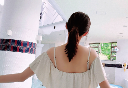 押切もえ、“美背中×水着”ショットで夏本番アピール！子どもたちとの癒しのひとときも話題に