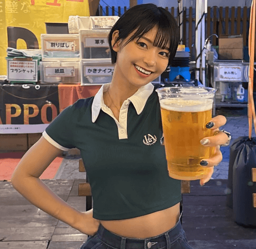 「最高だね」ショートヘアの美女グラドル、キュートなネイビーウェアで”乾杯・ショット”を見せファン陶酔「笑顔の君を毎日魅せて欲しい」