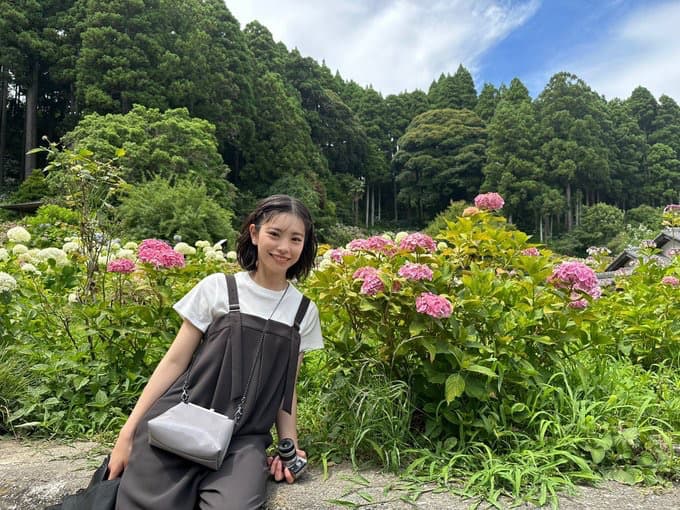 「静けさと彩りの中で」當真あみ、紫陽花と笑顔を添えて届けた朝の風景