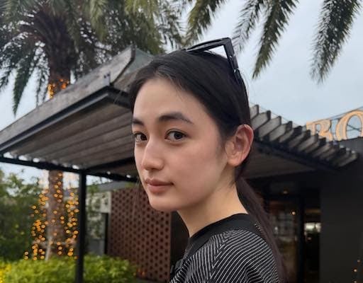 八木莉可子、散歩姿を公開「可愛すぎる」と話題に！