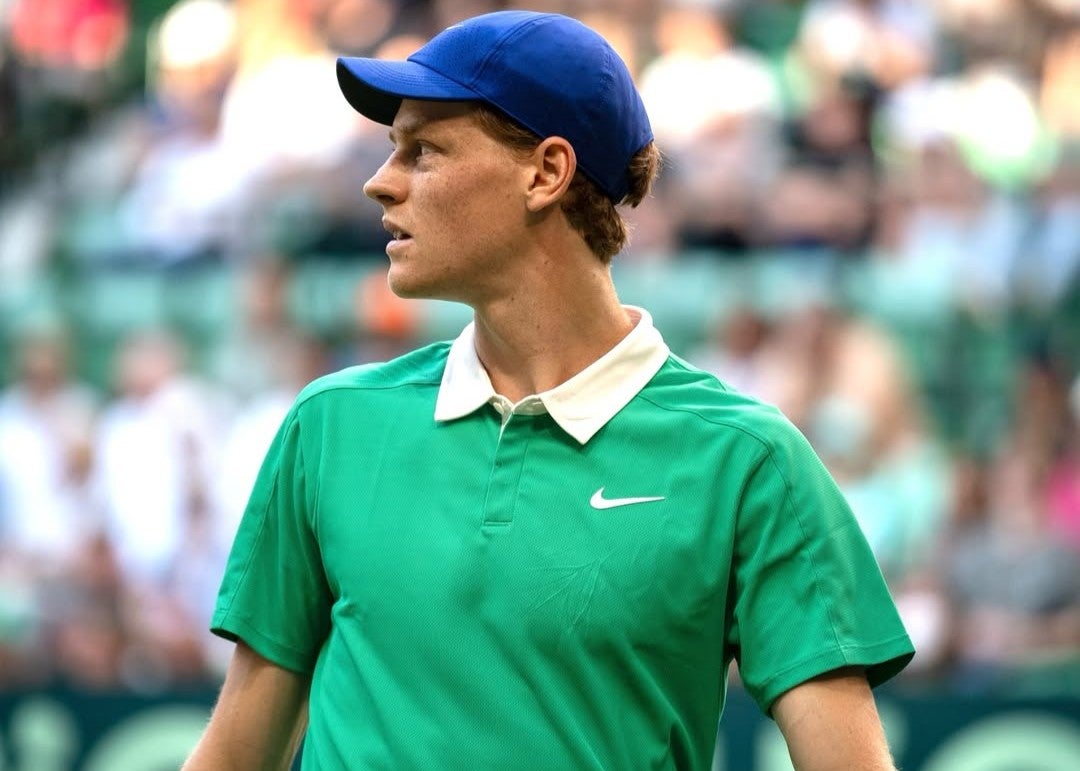 世界ランク1位のヤニック・シナーが同45位のブブリクに逆転負けし2回戦敗退。8強入りを前に姿を消す