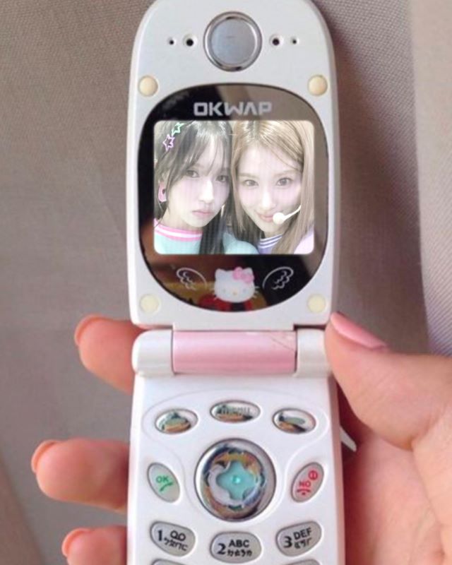 デビュー8周年のTWICE・サナ、マネージャーとの仲良しショットが話題👀