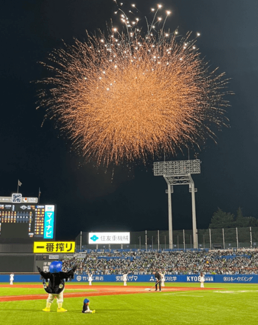 これは“すわほー”待ったなし！神宮球場の夜空に花火が咲き誇る！