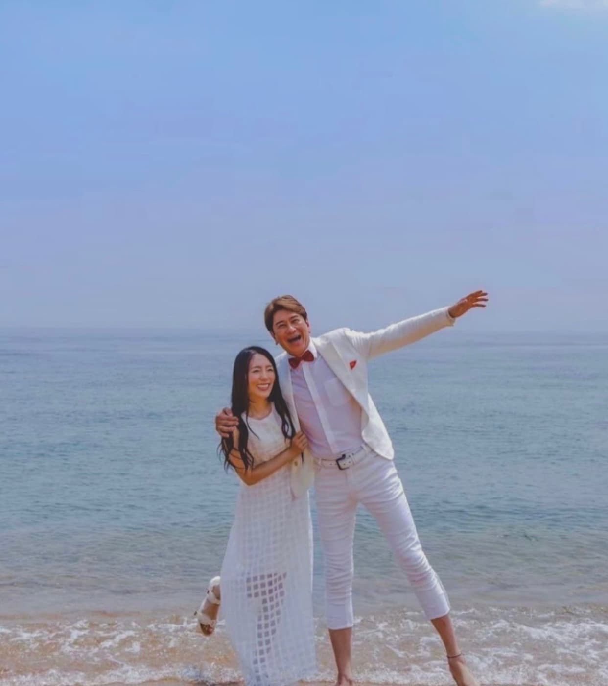 「幸せなお二人に乾杯」川﨑麻世が妻とのラブラブツーショットに祝福コメント続々